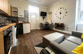 Ground Floor City Centre Apartment - Sky Sports & TNT Sports - Superfast WiFi - 3 beds - 2pm Check in - Long Stays Welcome